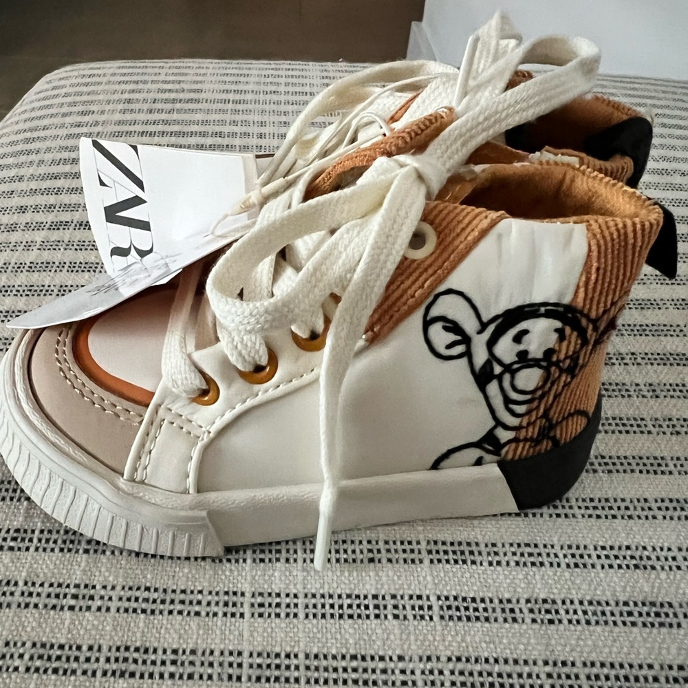 Zara Winnie the Pooh Baby sneakers size 4/12 NWT